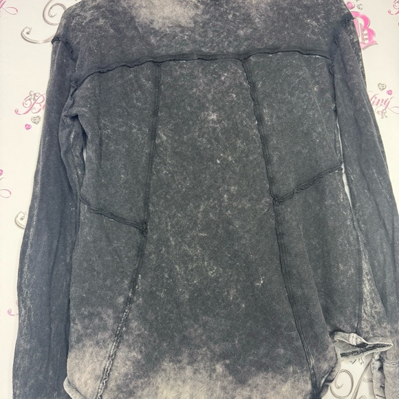 We the free top long sleeve high low back distressed grey black buttons cute - Picture 8 of 12